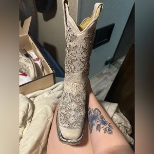 Women’s 8.5 boots only worn 2-3 times.